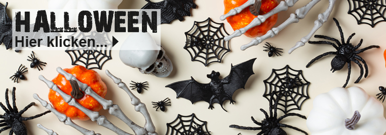Halloween-Deko mit Kunststoffspinnen, Fledermäusen, Kürbissen, Skelettarmen und Spinnennetzen auf hellem Hintergrund. Text im Bild: Halloween - Hier klicken.