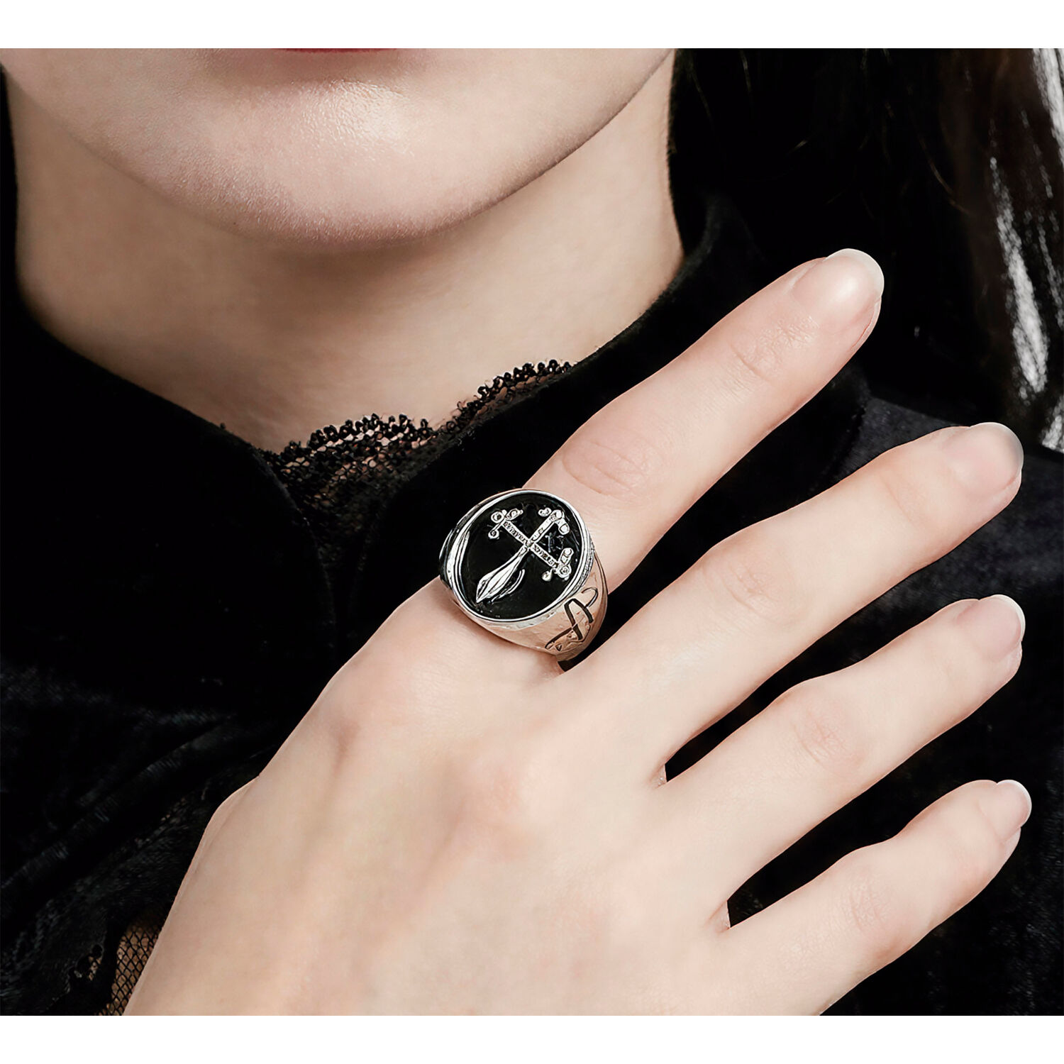 Ring mit Kreuz aus Metall, Sillber, 2 cm Bild 2