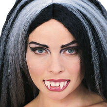 Zähne Vampir mit Gebißkleber